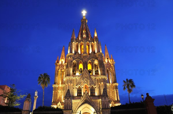 Mexico, Bajio, San Miguel de Allende , La Parroquia de San Miguel Arcangel neo-gothic exterior illuminated at night. Photo : Nick Bonetti