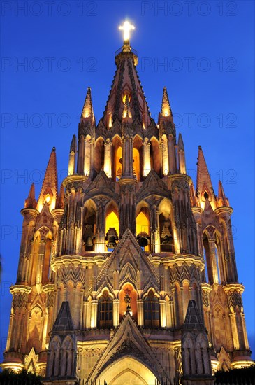 Mexico, Bajio, San Miguel de Allende, La Parroquia church neo-gothic exterior illuminated at night. Photo : Nick Bonetti