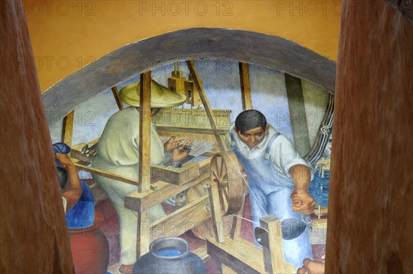 Mexico, Bajio, San Miguel de Allende, Bellas Artes 1940 mural by Pedro Martinez depicting textile making. Photo : Nick Bonetti