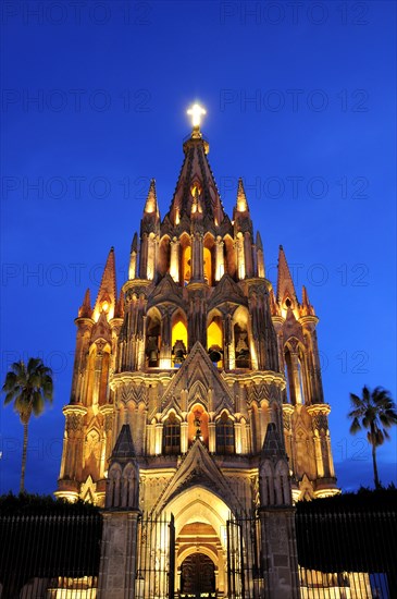 Mexico, Bajio, San Miguel de Allende, La Parroquia de San Miguel Arcangel neo-gothic exterior illuminated at night. Photo : Nick Bonetti