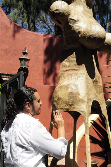 Mexico, Bajio, San Miguel de Allende, Artist Alejandro Lopez with sculpture at his studio. Photo : Nick Bonetti