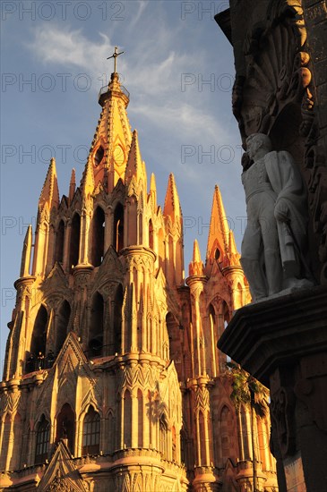 Mexico, Bajio, San Miguel de Allende, La Parroquia de San Miguel Arcangel neo-gothic exterior with statue of Ignacio Allende in foreground. Photo : Nick Bonetti