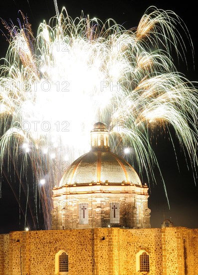 Mexico, Bajio, San Miguel de Allende, Independence Day fireworks over domed roof of the Church of San Francisco. Photo : Nick Bonetti