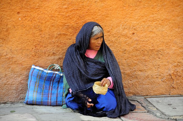 Mexico, Bajio, San Miguel de Allende, Woman begging on street corner. Photo : Nick Bonetti