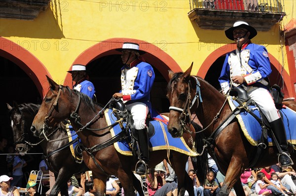 Mexico, Bajio, San Miguel de Allende, Independence Day celebrations. Re-enactment of the Call for Independence horsemen ride through street with watching crowd. Photo : Nick Bonetti