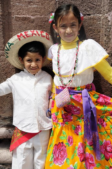 Mexico, Bajio, San Miguel de Allende, Two young children dressed for Independence Day celebrations. Photo : Nick Bonetti