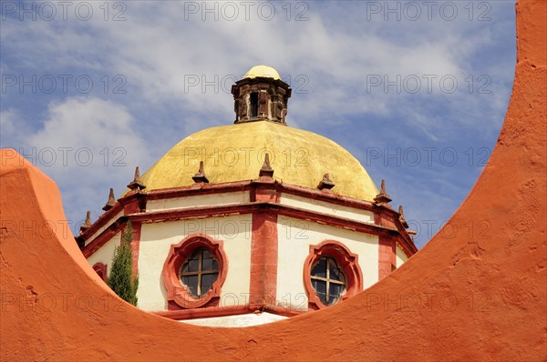 Mexico, Bajio, San Miguel de Allende, Dome of the Parroquia church part framed by orange painted wall. Photo : Nick Bonetti