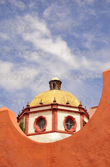 Mexico, Bajio, San Miguel de Allende, Dome of the Parroquia church part framed by orange painted wall. Photo : Nick Bonetti