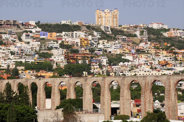Mexico, Bajio, Queretaro, City view with aquaduct from mirador. Photo : Nick Bonetti