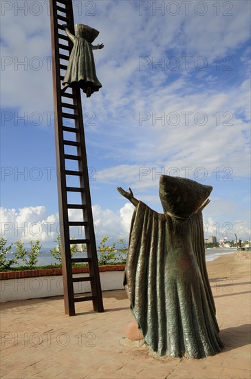 Mexico, Jalisco, Puerto Vallarta, Sergio Bustamente sculpture In Search of Reason 1990 on the Malecon. Photo : Nick Bonetti