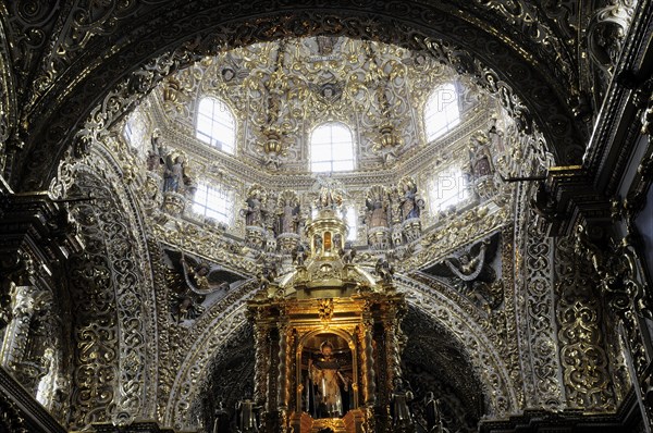 Mexico, Puebla, Baroque Capilla del Rosario or Rosary Chapel in the Church of Santo Domingo. Ornately decorated interior with gilded stucco and onyx stonework.. Photo : Nick Bonetti