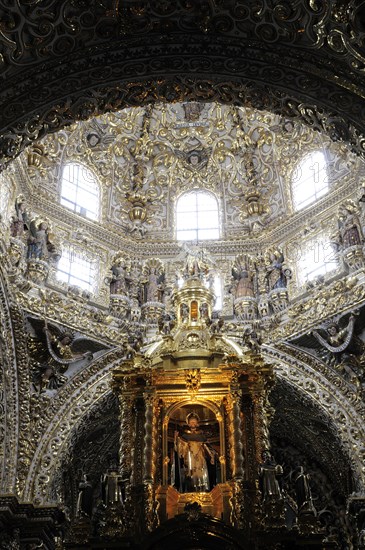 Mexico, Puebla, Baroque Capilla del Rosario or Rosary Chapel in the Church of Santo Domingo with ornate interior decorated with gold leaf and onyx. Photo : Nick Bonetti
