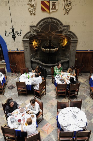 Mexico, Puebla, Elevated view over customers dining in courtyard of the Hotel Colonial. Photo : Nick Bonetti