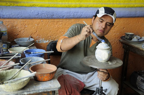 Mexico, Puebla, Talavera ceramic artist at Armando Gallery. Photo : Nick Bonetti