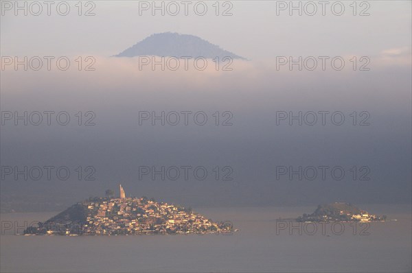 Mexico, Michoacan, Patzcuaro, Early morning misty view of Lago Patzcuaro with Isla Janitzio. Photo : Nick Bonetti