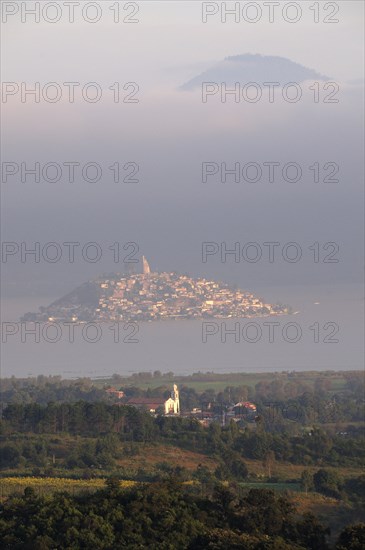 Mexico, Michoacan, Patzcuaro, Early morning misty view of Lago Patzcuaro with Isla Janitzio. Photo : Nick Bonetti