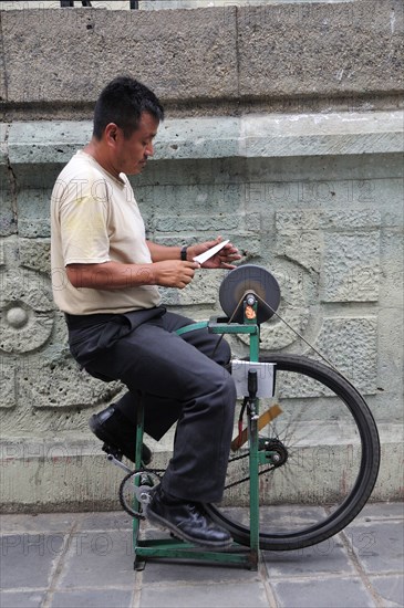 Mexico, Oaxaca, Knife sharpener in the Zocalo. Photo : Nick Bonetti