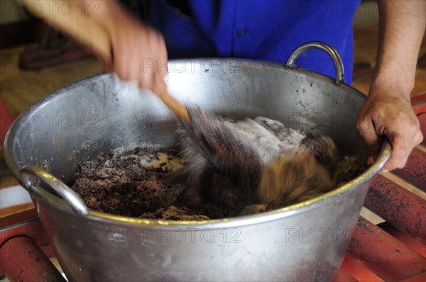 Mexico, Oaxaca, Making chocolate at Mayordomo chocolate shop. Photo : Nick Bonetti