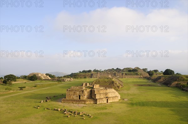Mexico, Oaxaca, Monte Alban, Archaeological site Ruins of Monticulo J and Edifio I H and G buildings in the central plaza. Photo : Nick Bonetti