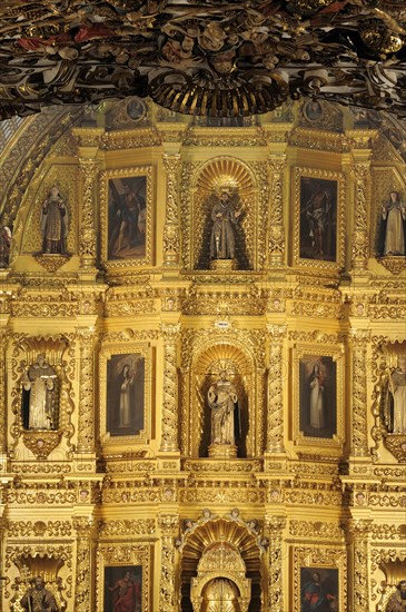 Mexico, Oaxaca, Church of Santo Domingo Interior and carved and gilded altarpiece with paintings and painted sculpted figures. Photo : Nick Bonetti