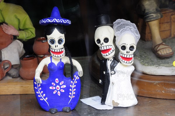 Mexico, Oaxaca, Skull figures for Dia de los Muertos or Day of the Dead festivities. Photo : Nick Bonetti