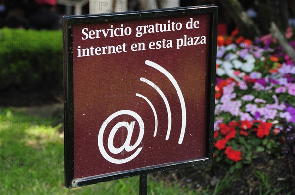 Mexico, Bajio, Queretaro, Sign indicating availability of Wifi for internet users. Photo : Nick Bonetti