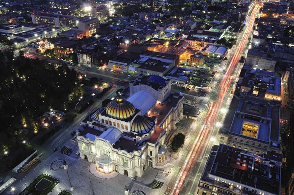Mexico, Federal District, Mexico City, View across the city from Torre Latinoamericana at night with Palacio Bellas Artes in the foreground. Photo : Nick Bonetti