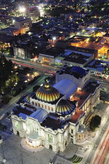 Mexico, Federal District, Mexico City, View over Palacio Bellas Artes at night from Torre Latinoamericana. Photo : Nick Bonetti