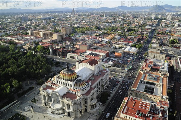 Mexico, Federal District, Mexico City, View across the city from Torre Latinoamericana with Palacio Bellas Artes in foreground. Photo : Nick Bonetti