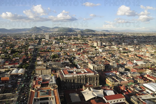 Mexico, Federal District, Mexico City, View across the city from Torre Latinoamericana. Photo : Nick Bonetti