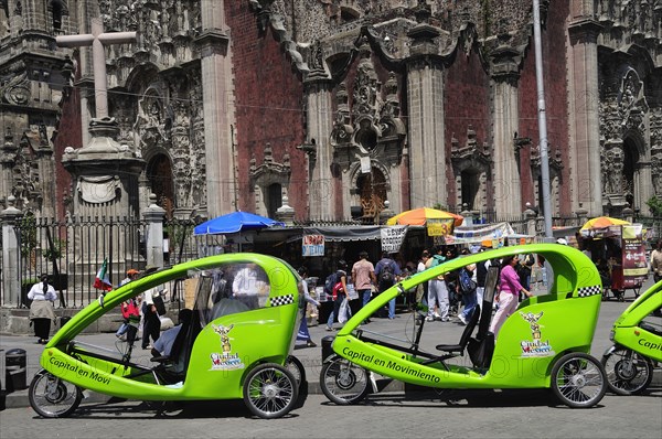 Mexico, Federal District, Mexico City, Pedi taxis outside the Cathedral in the Zocalo. Photo : Nick Bonetti
