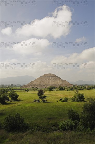 Mexico, Anahuac, Teotihuacan, Pyramid del Sol or Pyramid of the Sun and surrounding landscape. Photo : Nick Bonetti