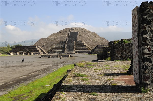 Mexico, Anahuac, Teotihuacan, Pyramid de la Luna and Plaza de la Luna with tourist visitors. Photo : Nick Bonetti