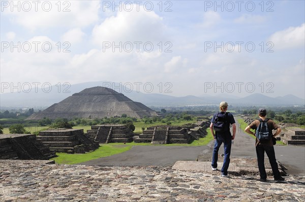 Mexico, Anahuac, Teotihuacan, Tourist couple taking in the view towards Pyramid del Sol.. Photo : Nick Bonetti
