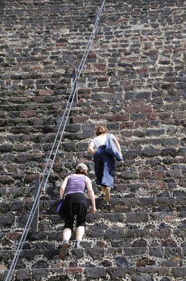 Mexico, Anahuac, Teotihuacan, Tourists climbing the steps of the Pyramid del Sol.. Photo : Nick Bonetti