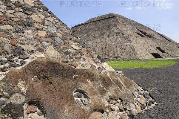 Mexico, Anahuac, Teotihuacan, Detail of pyramid in foreground of Pyramid del Sol.. Photo : Nick Bonetti
