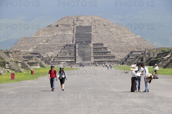 Mexico, Anahuac, Teotihuacan, View along Calzada de los Muertos towards the Pyramid de la Luna with tourist visitors.. Photo : Nick Bonetti