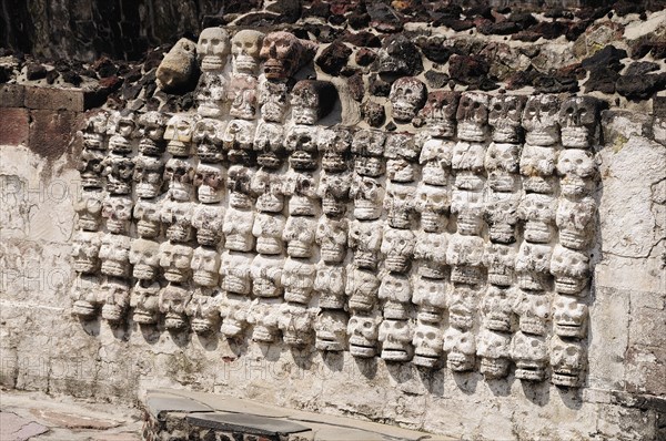 Mexico, Federal District, Mexico City, Replica tzompantli or wall of skulls in Templo Mayor Aztec temple ruins. Photo : Nick Bonetti