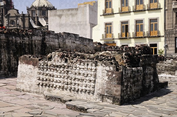 Mexico, Federal District, Mexico City, Wall of Skulls or tzompantli in the Templo Mayor Aztec temple ruins. Photo : Nick Bonetti