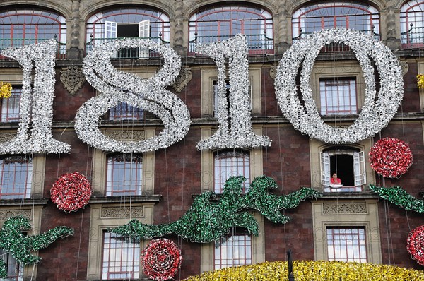 Mexico, Federal District, Mexico City, Majestic Hotel in the Zocalo. Exterior facade displaying silver 1810 the date of Independence and red green and gold decorations. Photo : Nick Bonetti