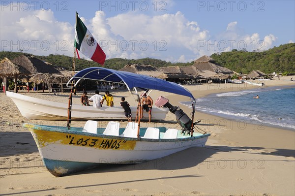 Mexico, Oaxaca, Huatulco, Fishing boats pulled up in front of beach shacks on Bahia San Agustin. Photo : Nick Bonetti