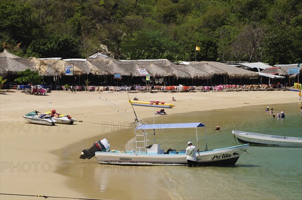 Mexico, Oaxaca, Huatulco, Tour boats and beach side restaurants on Playa La Entrega. Photo : Nick Bonetti