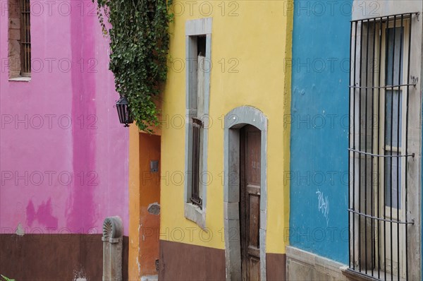 Mexico, Bajio, Guanajuato, Detail of colourful building facades. Photo : Nick Bonetti