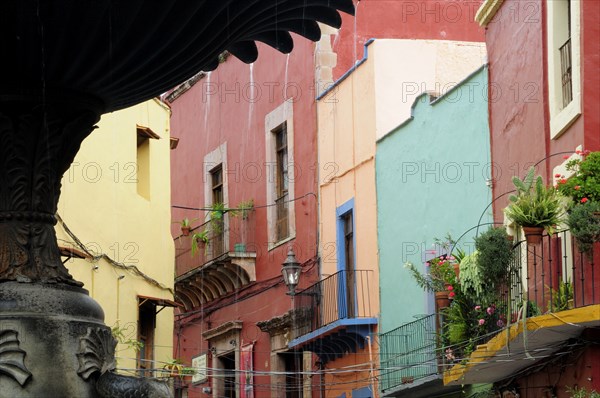 Mexico, Bajio, Guanajuato, Fountain detail in foreground of colourful buildings on Plaza del Baratillo. Photo : Nick Bonetti