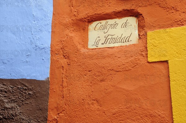 Mexico, Bajio, Guanajuato, Street sign and brightly painted exterior walls of buildings. Photo : Nick Bonetti