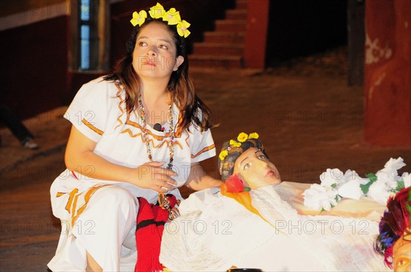 Mexico, Bajio, Guanajuato, Street theatre performance during Cervantino festival. Photo : Nick Bonetti