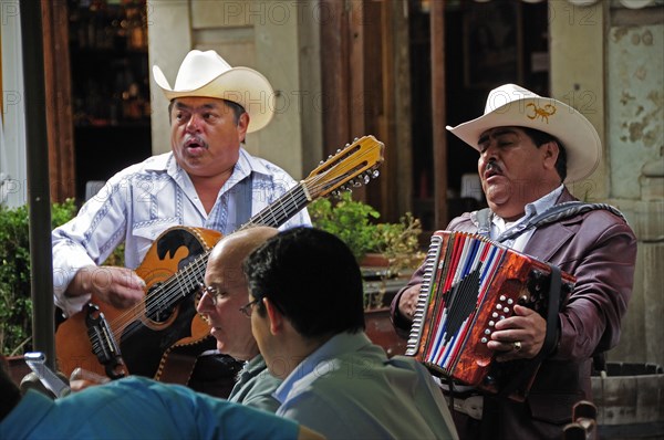 Mexico, Bajio, Guanajuato, Mariachi musicians playing at cafe in Jardin de la Union. Photo : Nick Bonetti