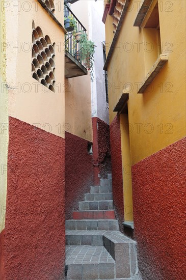 Mexico, Bajio, Guanajuato, Callejon del Beso Narrow street with steep flight of steps ascending between painted building exteriors. Photo : Nick Bonetti