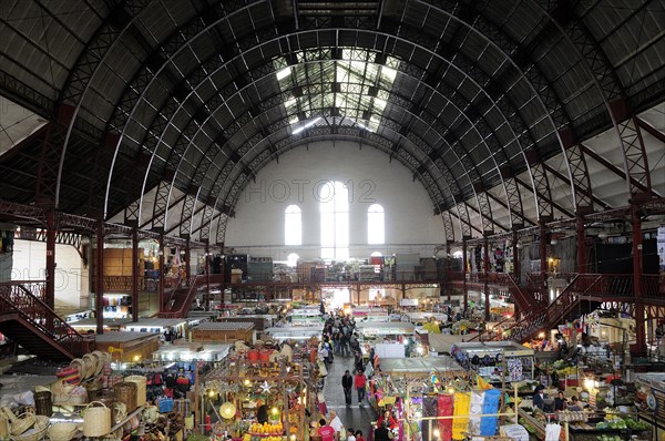 Mexico, Bajio, Guanajuato, Busy interior of Mercado Hidalgo with stalls spread out beneath domed roof supported by metal structure. Photo : Nick Bonetti