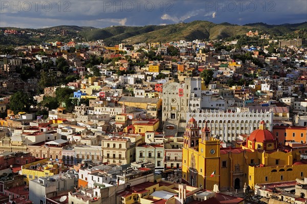 Mexico, Bajio, Guanajuato, Cityscape from panoramic viewpoint. Photo : Nick Bonetti